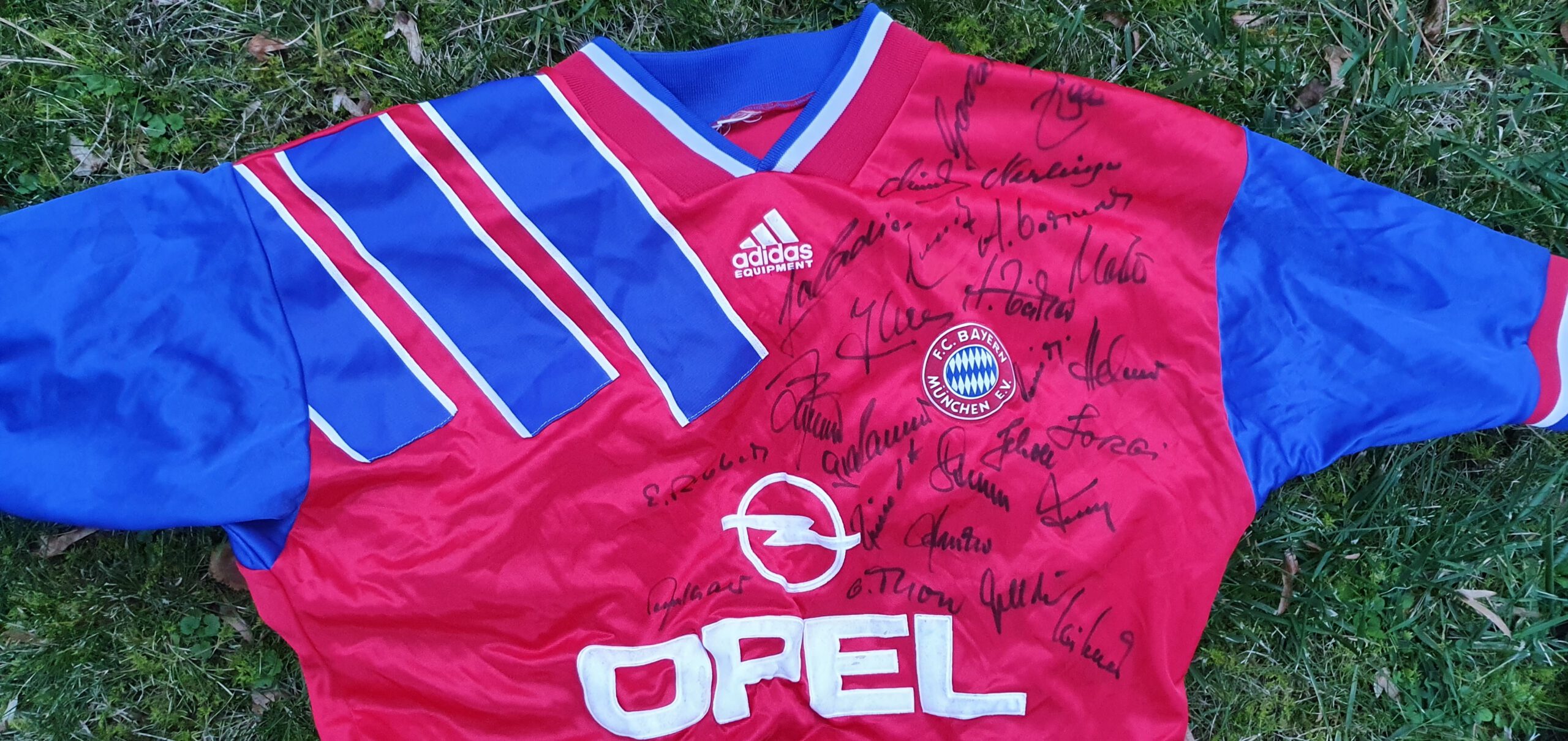 FC_Bayern-Trikot mit Unterschriften aus dem Jahr 1992