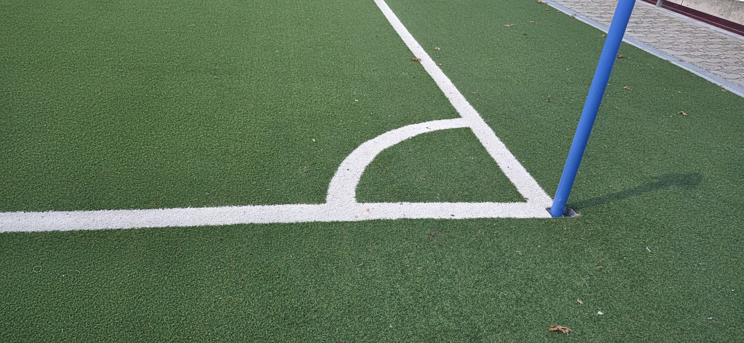 Ecke eines Kunstrasen-Platzes Foto: Frau.blogt.Fußball