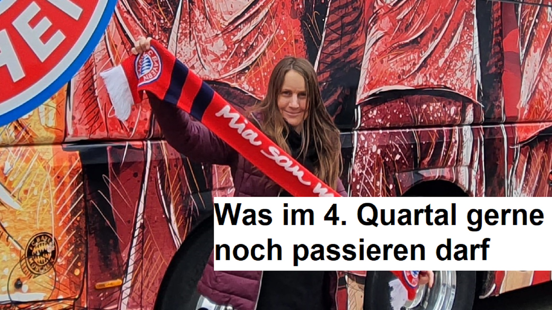 Bloggerin Ursulina vor dem FC Bayern-Bus